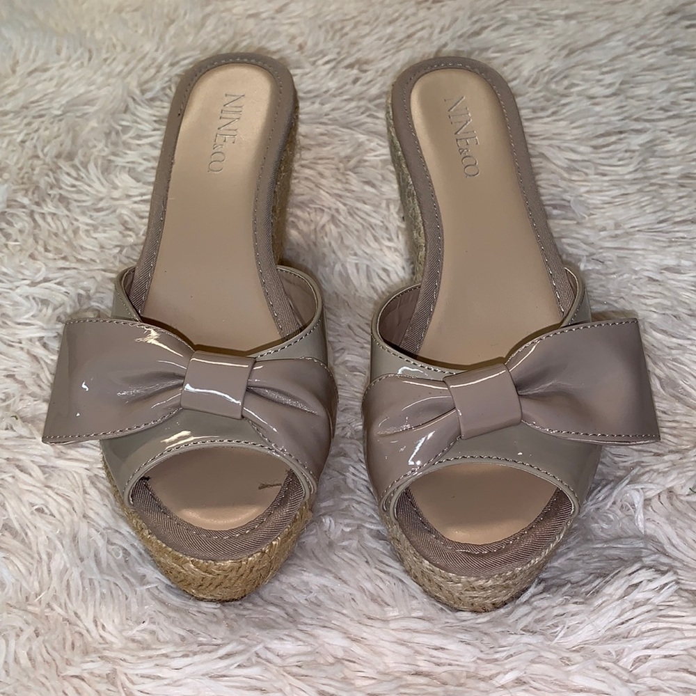 NWOT NINE & CO BEIGE BOW WEDGES SIZE 5 1/2
